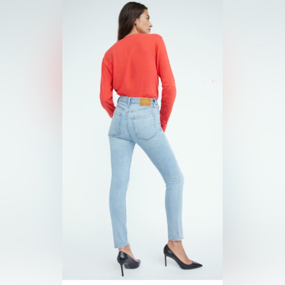 Aritiza denim forum jeans Yoko high rise slim in size 26 length is 28.
